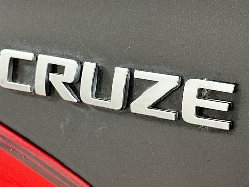 Used 2018 Chevrolet Cruze Premier image 10