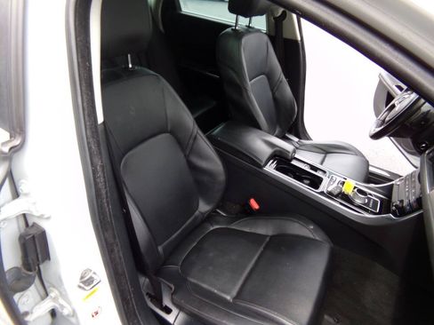 Used 2016 Jaguar XF Premium RWD image 37