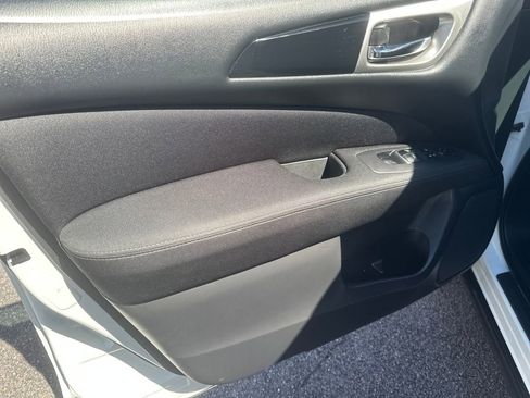 Used 2017 Nissan Pathfinder SV image 16