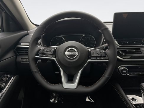 Used 2025 Nissan Altima 2.5 SR w/ SR Premium Package FWD image 12