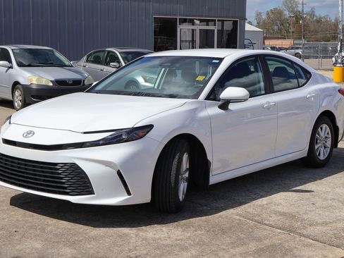 Used 2025 Toyota Camry LE w/ Convenience Package image 22