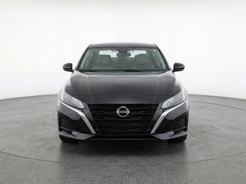Used 2025 Nissan Altima 2.5 SV image 2
