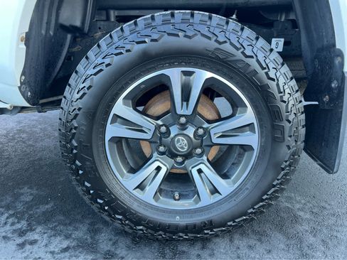 Used 2019 Toyota Tacoma TRD Sport w/ Technology Package image 14