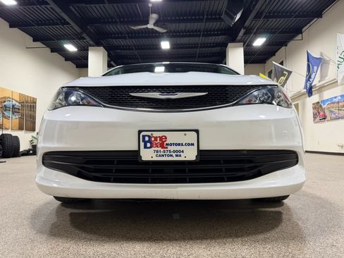Used 2020 Chrysler Voyager LX FWD image 12