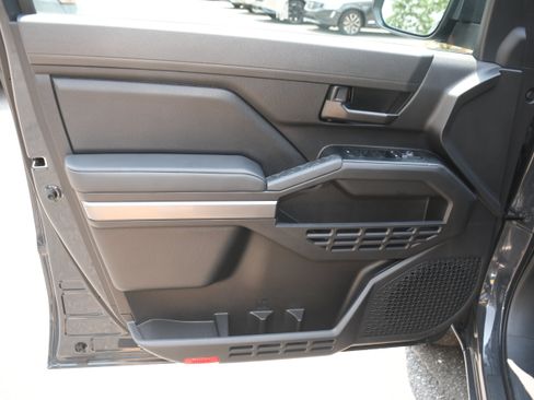 Certified 2025 Toyota Tacoma SR5 AWD/4WD image 9