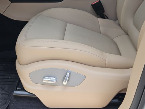 Certified 2026 Porsche Macan AWD/4WD image 24