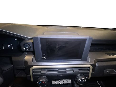 Certified 2025 Toyota Tacoma SR5 AWD/4WD image 10