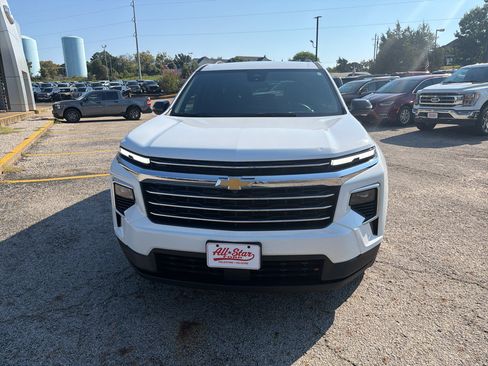 Used 2024 Chevrolet Traverse LT FWD image 2