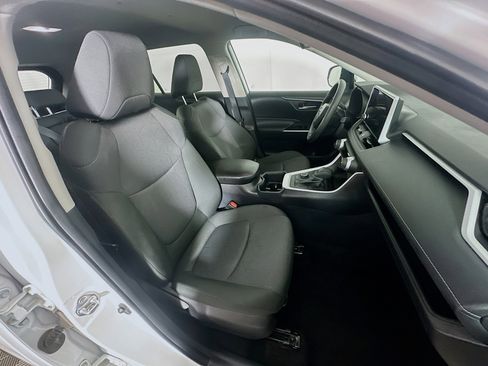 Used 2025 Toyota RAV4 XLE image 31