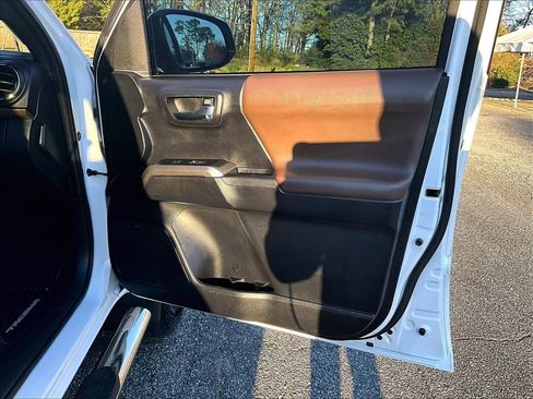Used 2020 Toyota Tacoma Limited image 28