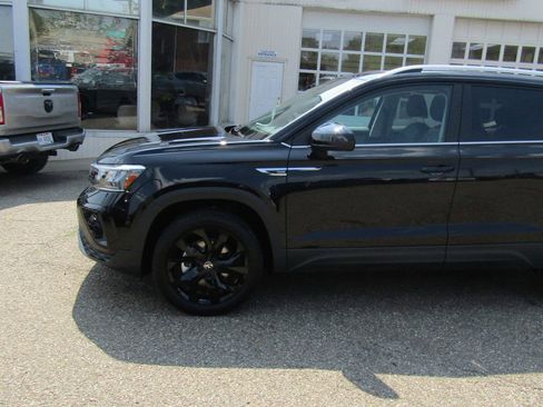 New 2024 Volkswagen Taos SE image 2