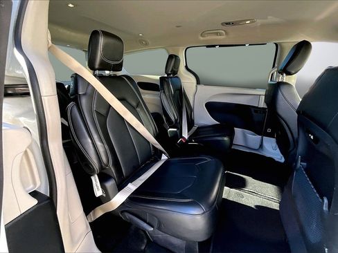 Certified 2024 Chrysler Pacifica Touring-L image 22