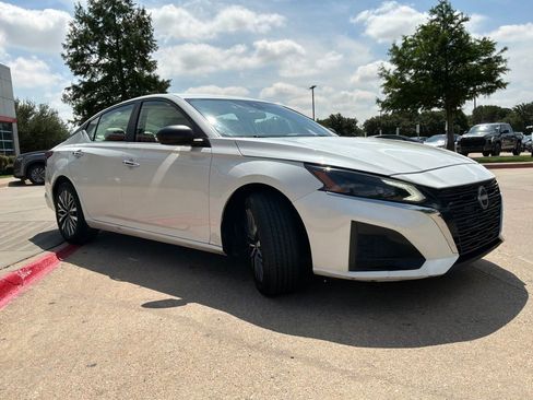 Used 2025 Nissan Altima 2.5 SV FWD image 4