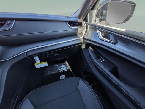 New 2025 Jeep Grand Cherokee Laredo image 18