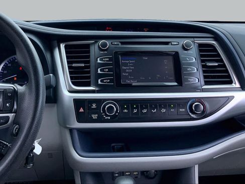 Used 2019 Toyota Highlander LE FWD image 7