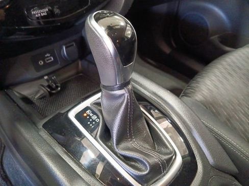 Used 2019 Nissan Rogue SV image 17