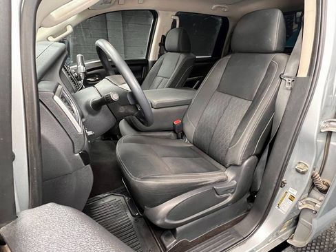 Used 2018 Nissan Titan SV image 3