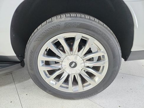 Used 2021 Cadillac Escalade ESV Premium Luxury AWD/4WD image 15