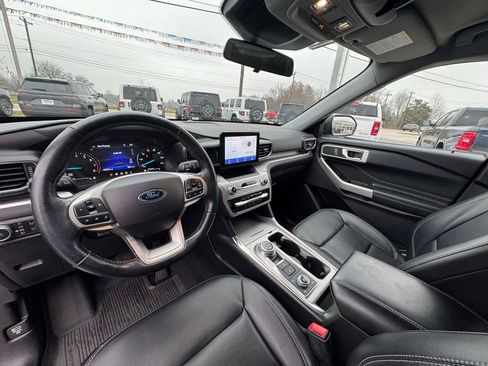 Used 2022 Ford Explorer XLT w/ Equipment Group 202A image 21