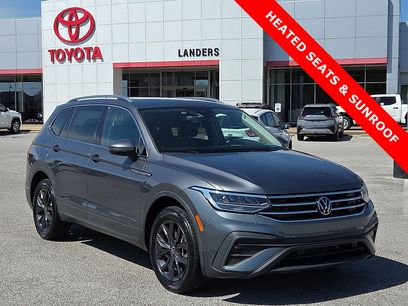 Used 2023 Volkswagen Tiguan SE w/ Panoramic Sunroof Package