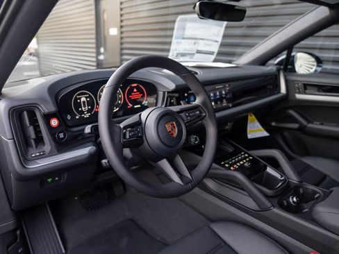 New 2026 Porsche Cayenne Base image 4