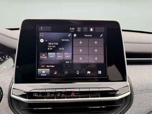 Used 2025 Jeep Compass Latitude image 23