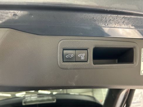 Used 2022 Toyota Venza LE image 25