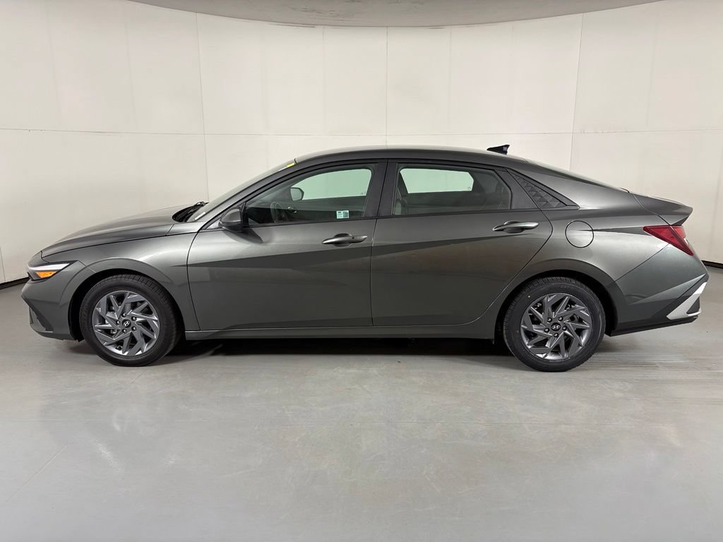 Used 2024 Hyundai Elantra SEL FWD image 5