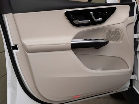 Used 2026 Mercedes-Benz GLC 300 image 12
