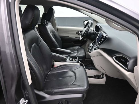 Used 2020 Chrysler Pacifica Touring-L Plus FWD image 28