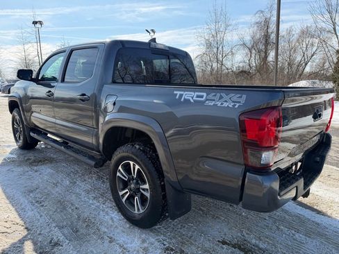 Used 2019 Toyota Tacoma TRD Sport image 3