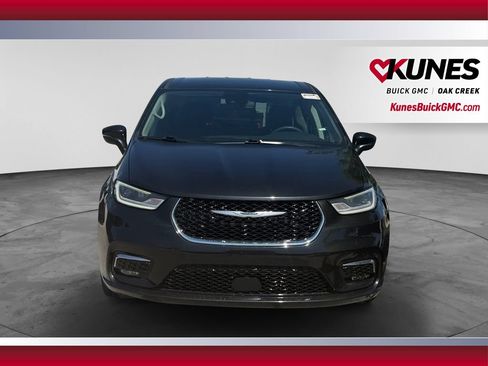 Used 2023 Chrysler Pacifica Touring-L FWD image 3