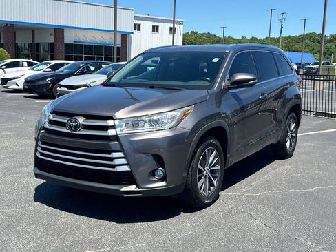 Used 2018 Toyota Highlander XLE FWD image 2