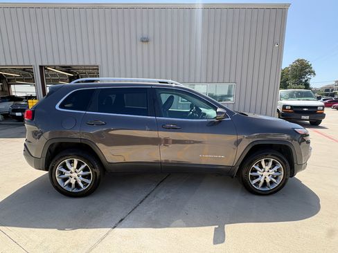 Used 2018 Jeep Cherokee Limited w/ Trailer Tow Group AWD/4WD image 9