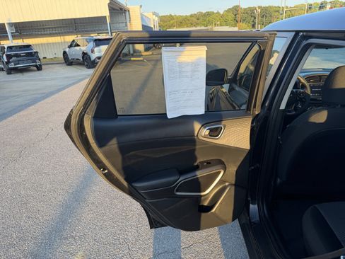 Used 2022 Kia Soul LX FWD image 25