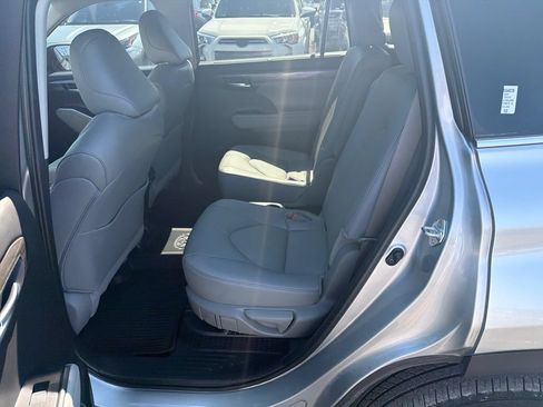 Used 2024 Toyota Highlander Platinum AWD/4WD image 14
