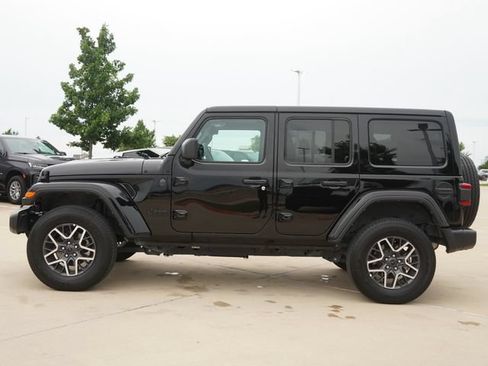 Used 2025 Jeep Wrangler Unlimited Sahara AWD/4WD image 6