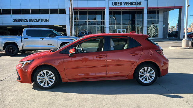 Used 2025 Toyota Corolla SE w/ SE Package FWD image 3