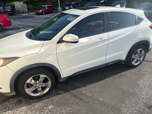 Used 2017 Honda HR-V EX image 2