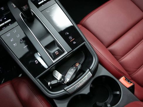 Certified 2025 Porsche Macan image 23