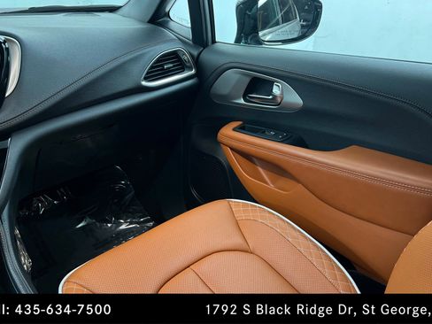 Used 2026 Chrysler Pacifica Pinnacle image 10