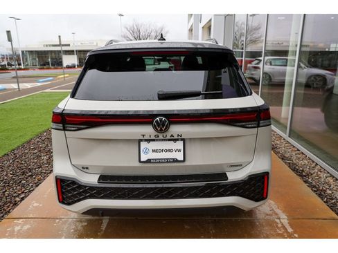New 2026 Volkswagen Tiguan SE R-Line image 5