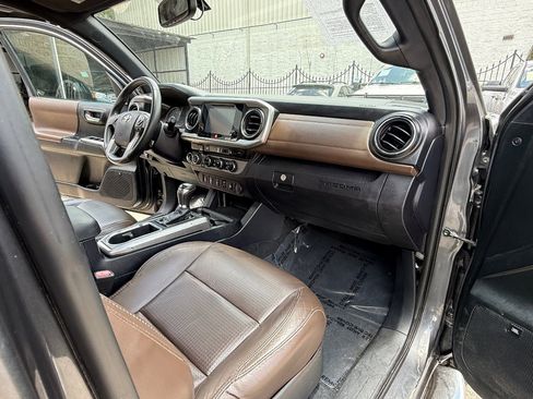 Used 2017 Toyota Tacoma Limited w/ Tow Package AWD/4WD image 18