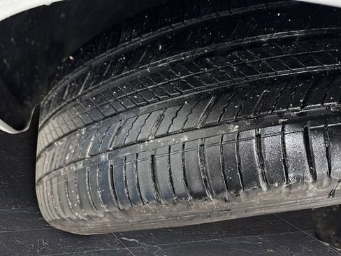 Used 2024 Chrysler Pacifica Select image 37