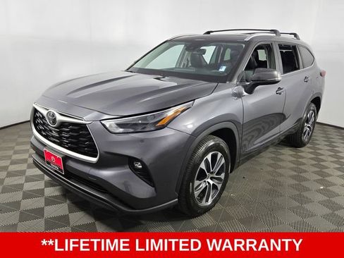 Used 2023 Toyota Highlander XLE image 3