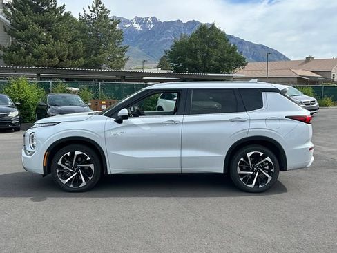 Used 2025 Mitsubishi Outlander 4WD Plug-In Hybrid image 9