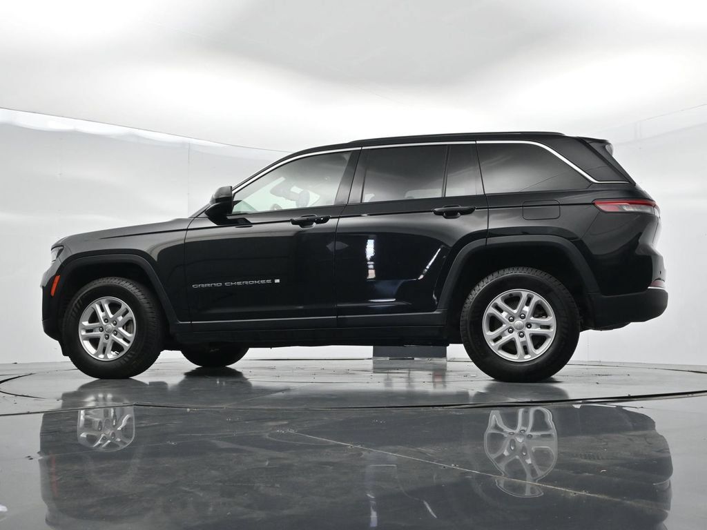Used 2023 Jeep Grand Cherokee Laredo RWD image 29