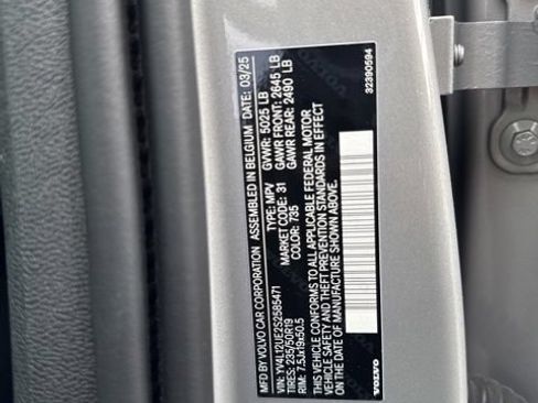 Certified 2025 Volvo XC40 B5 Plus AWD/4WD image 28