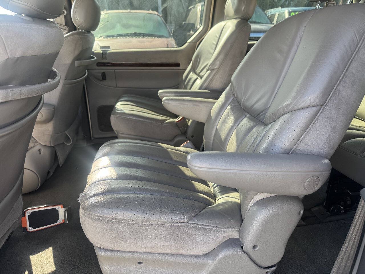 Used 2000 Chrysler Town & Country Limited FWD image 8