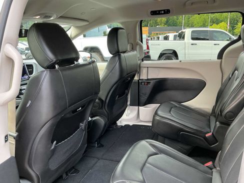Used 2024 Chrysler Pacifica Touring-L FWD image 27